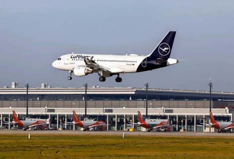 Landing of a Lufthansa Airbus A319 at BER Berlin Brandenburg Airport, Schönefeld, 13 November 2020