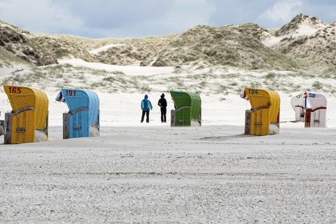 Holidaymakers walk past beach chairs on the beach of Süddorf, Insel amrum, 27.05.2021