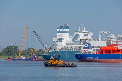Ships, tugs, cranes, harbour, Elbe, Brunsbüttel, Schleswig-Holstein, Germany, Europe