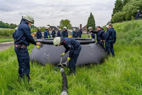Forest fire-fighting exercise by the Essen fire brigade, the water supply was rehearsed over longer
