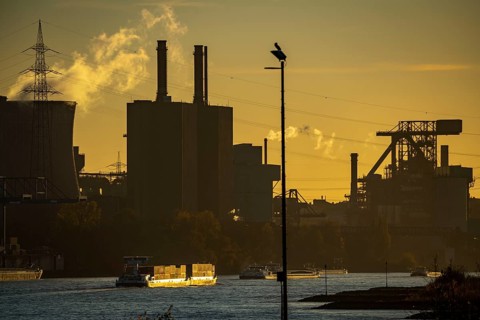Sunset, cargo ships on the Rhine, steelworks, Hüttenwerke Krupp Mannesmann, cooling towers of the