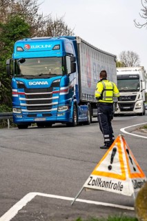 Joint inspection by customs and police, on the A3 motorway towards Cologne, at the Stindertal