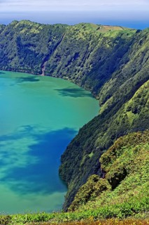 Bright blue crater lake Lagoa Azul with steep green crater rim, Lagoa Azul, circular hiking trail,