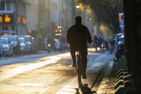 Cyclists in oblique sunlight in November, poor visibility, danger of glare, cycle lane, cyclists