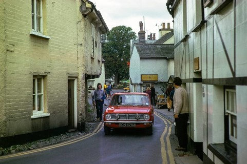 Enge Straße im Dorf Hawkshead, Cumbria, England, UK September 1973