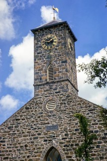 Detail von Kirchturmuhr und Wetterfahne, Sark, Guernsey, Kanalinseln, Großbritannien, Juni 1974,