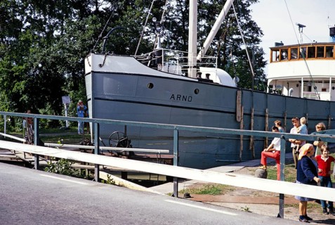 Frachtschiff Arno bei der Durchfahrt durch Schleusentore auf der Binnenwasserstraße, Schweden 1970