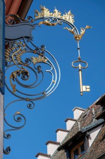Historic nose plate with golden key, Auf dem Hof 8, Endingen, Baden-Württemberg, Germany, Europe