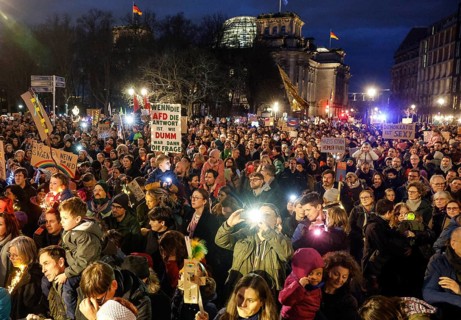 Tens of thousands of people demonstrated against right-wing populism and in favour of democracy at