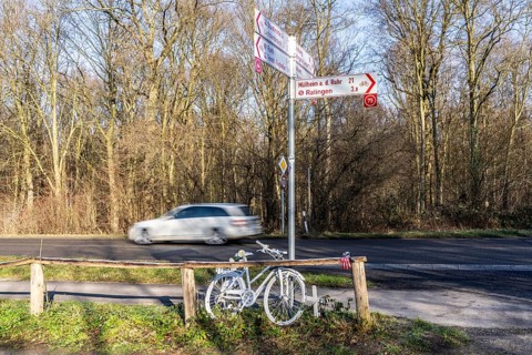Ghost bike on Kalkumer Schlossallee in Düsseldorf-Kalkum, where a cyclist was hit and killed by a