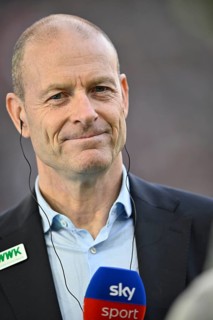 Coach Jess Thorup FC Augsburg FCA in an interview Microphone Microphone Logo SKY Portrait smiles