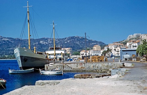 Frachtschiff-Frachter am Kai im Hafen von Calvi, Korsika, Frankreich, Ende der 1950er Jahre