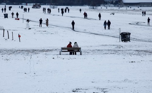 Winter shows itself: many visitors on the snow-covered Tempelhofer Feld, 15.02.2025, Berlin,