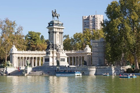 Rowing boats in boating pond of Estanque, El Retiro park, Madrid, Spain, monument to King Alfonso