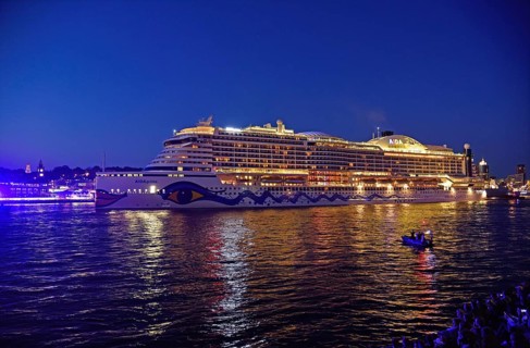 Europe, Germany, Hamburg, Elbe, View over the Elbe, Passenger ship AIDAprima with festive lighting,