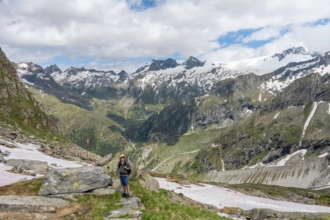 Mountaineers on a hiking trail in front of a picturesque mountain landscape, rocky mountain peaks