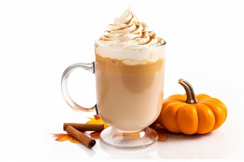 Pumpkin spice latte in drinking glass on white background. KI generiert, generiert AI generated