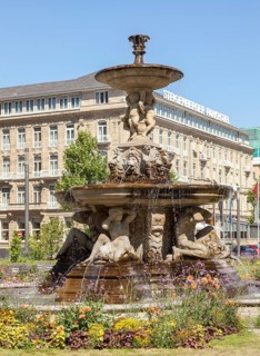 Schalenbrunnen von Leo Müsch geschaffen in 1882 auf dem Corneliusplatz vor dem Steigenberger