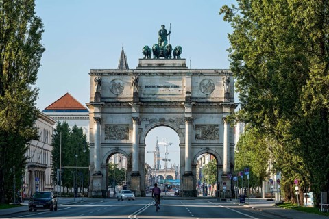 Siegestor, triumphal arch by Friedrich von Gärtner, quadriga, Bavaria with four lions,