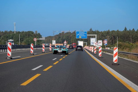 Narrowed lane due to construction work on the A6 motorway, Nuremberg-Heilbronn, Schwabach, Middle