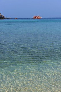 Bathing bay with turquoise water and tourist boat on the holiday island Nang Yuan Island, island,