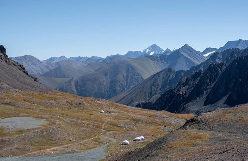 Yurts in the highlands, Keldike Valley on the way to the Ala Kul Pass, Tien Shan Mountains,