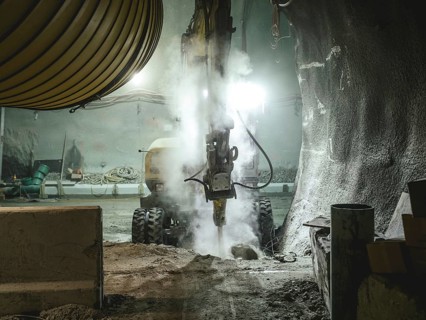 Construction work on a cross-passage in a tunnel section in construction lot H53, Brenner Base
