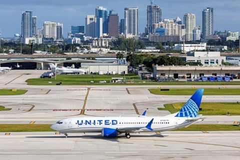 A United Airlines Boeing 737 MAX 8 aircraft with the registration number N17322 at Fort Lauderdale