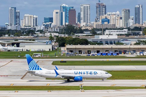 A United Airlines Boeing 737-800 aircraft with the registration number N77295 at Fort Lauderdale