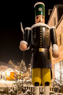 Larger-than-life wooden figure of a miner at the entrance to the Christmas market in Schneeberg in