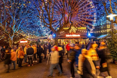 Pre-Christmas season, people, shoppers, visitors to the Christmas market in Essen city centre,