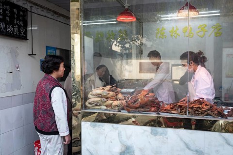 Lin Shu Xiang buys Nanjing Salt Duck and grilled duck for dinner at Chen Lin Duck Store, Diao Yu