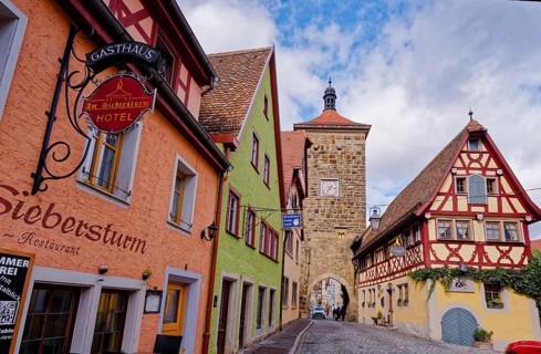 Spitalgasse and Siebersturm in the old town centre of Rothenburg ob der Tauber. Rothenburg,