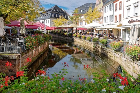 Gastronomy and tourism on both sides of the Leuk in Saarburg town centre. Saarburg,