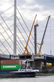 Dismantling of the old motorway bridge Neuenkamp, the A40, dismantling of the last bridge pier,