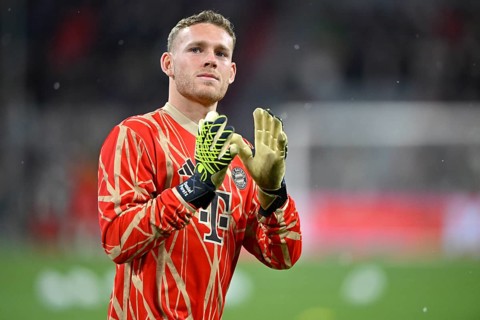 Goalkeeper Daniel Peretz FC Bayern Munich FCB (18) during warm-up training, greeting fans, gesture