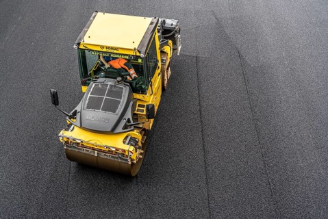 Renewal of the road surface on the A40 motorway between the Kaiserberg junction and Mülheim-Heißen,