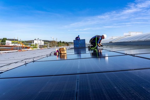 Installation of solar modules on the roof of a commercial enterprise, over 400 photovoltaic modules