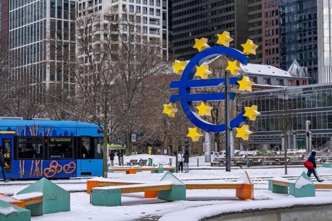 Winter in Frankfurt, euro sculpture at Willy-Brandt-Platz, snow-covered, Hesse, Germany, Europe