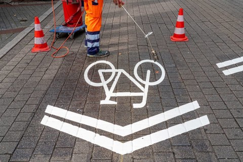 Application of road markings for a cycle lane, Rüttenscheider Straße in Essen, in the shopping and