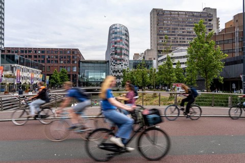 Central cycle path on the Vredenburgviaduct, at the Hoog Catharijne shopping centre, behind Utrecht