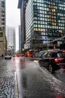 Winter, rainy weather, freezing rain, large puddle, puddle of water, in the city centre, Große