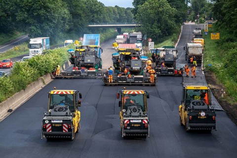 Renewal of the road surface on the A40 motorway between the Kaiserberg junction and Mülheim-Heißen,