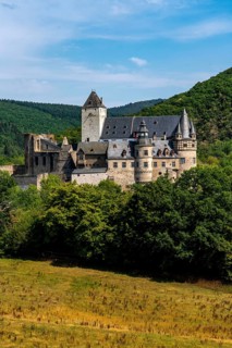 Bürresheim Castle, castle north-west of Mayen on a rocky spur in the Nettetal valley,