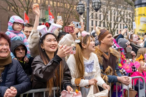 Rose Monday parade in Düsseldorf, Asian spectators, at the street carnival, here Fortuna