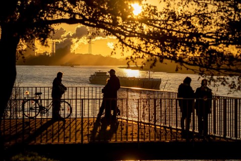 Rhine promenade in Duisburg-Wanheim, sunset, view of the Rhine and Hüttenwerke Krupp Mannesmann,