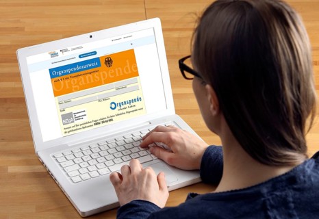 Symbolic image of organ donation register, person informs himself about the new online register for