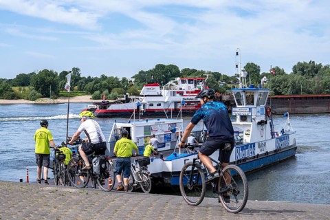 Rhine ferry, car ferry between Duisburg-Walsum and Orsoy, here on the Walsum bank, pushed convoy