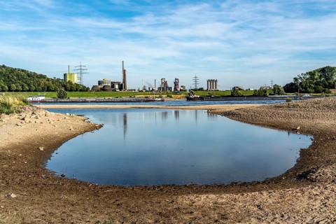 Low water level on the Rhine, banks dry up, sandbanks in the river, shipping can only navigate with