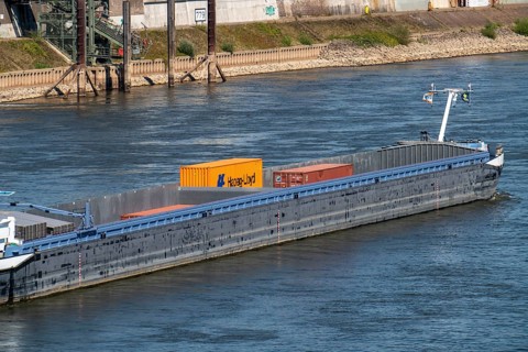 Rhine at Duisburg, extremely low water, Rhine level at 168 cm, falling, cargo ships are only
